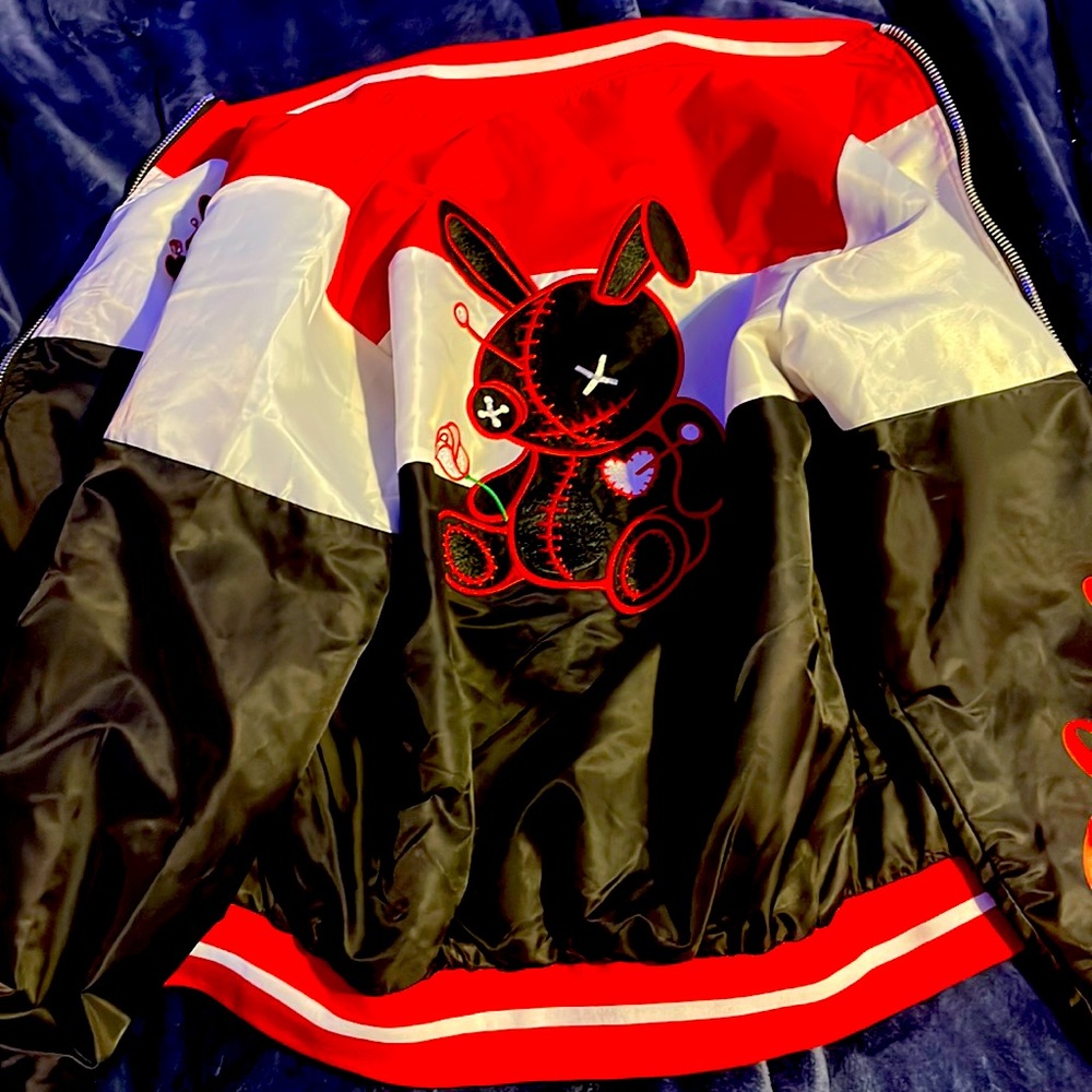 Black red and white Wind breaker that I bought just don’t want it anymore